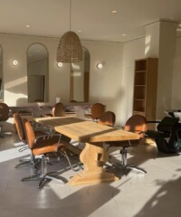 Unwind in the chic atmosphere of Suite Reyad Palm Beach, known for its exquisite balayage and intimate client experience