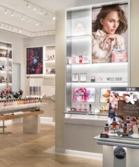 Discover the new Dior Beauty boutique at Oakbrook Center to find signature fragrances and customized luxury items inspired by Dior couture