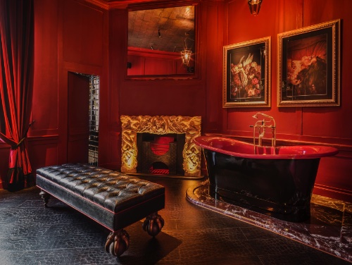 A guest room bath tub at Chateau Denmark